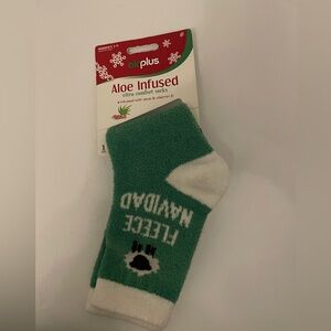 Air Plus Fleece Navidad Green/White Aloe Infused Comfort Socks size 5-11